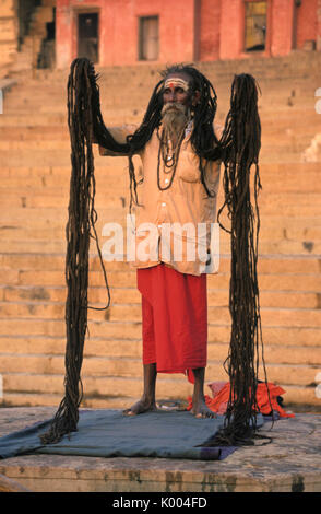 Avec des cheveux non coupés ascétique sur ghat le long du Gange, Varanasi (Bénarès), l'Inde Bénarès, Banque D'Images