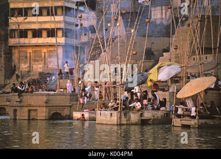 La crémation ghat, le Gange à Varanasi (Bénarès, Banaras, Kashi), Inde Banque D'Images