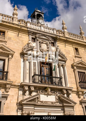 GRENADE, ESPAGNE - 10 MARS 2016 : sculpture sur le bâtiment de la chancellerie royale à Plaza Nueva Banque D'Images