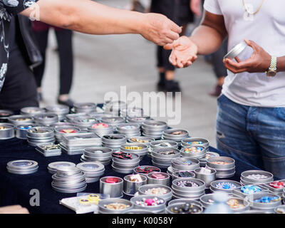 Fidget spinners - un adulte fantaisie achat fidget métallique spinner à partir d'un stand présentant des couleurs multiples et divers à Montréal, Québec, Canada Banque D'Images