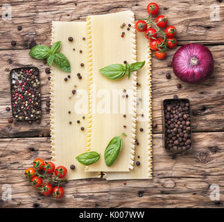 La cuisine Italienne.La préparation de la lasagne italienne au basilic sur fond de bois Banque D'Images