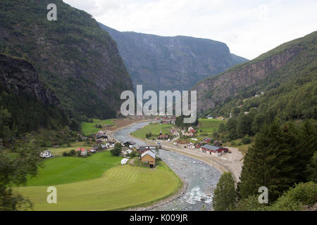 Paysage varié pendant le voyage en train de la Flamsbana in Norway loin de Flam à Myrdal, la Norvège. Banque D'Images