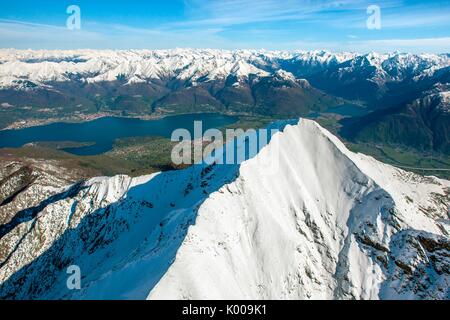 Photo aérienne avec le Mont Legnone in close up et Alto Lario qui croise la Valtellina et Valchiavenna. La Lombardie. L'Italie. Banque D'Images