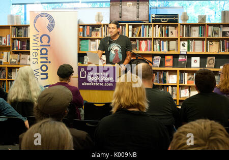 L'auteur Stephen Graham Jones lit à partir de son roman à Seattle, WA, dans le cadre de l'établissement Clarion West reading series le 28 juin 2016. Banque D'Images