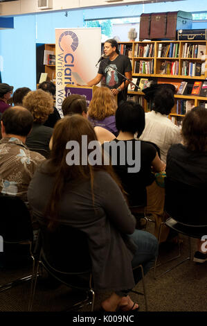 L'auteur Stephen Graham Jones lit à partir de son roman à Seattle, WA, dans le cadre de l'établissement Clarion West reading series le 28 juin 2016. Banque D'Images