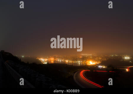 Les lumières du port, les voitures monter et descendre la route jusqu'à Signal hill et même les lumières de la Citadelle à travers le brouillard qu'il roula en o Banque D'Images