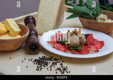 La Valtellina plat typique composé de Sciatt avec bresaola. La Lombardie. L'Italie. L'Europe Banque D'Images