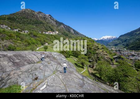 Sur les touristes à la recherche de Magna Rupe pétroglyphes en témoignage des premiers habitants de la Valteline. Grosio. Province de Sondrio. La Valtellina. Lombardie Banque D'Images