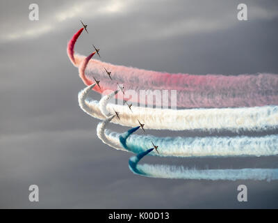 Les flèches rouges à Herne Bay Air show 2017 avec traces de fumée de couleur Banque D'Images