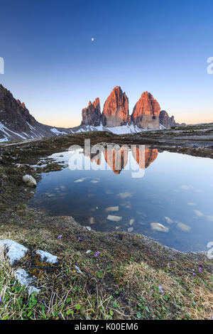 L'aube éclaire les Trois Cimes de Lavaredo reflète dans le lac. Dolomites de Sesto Trentin-Haut-Adige Italie Europe Banque D'Images