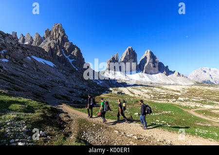 Les randonneurs s'aventurer pour découvrir les Trois Cimes de Lavaredo. Dolomites de Sesto Trentin-Haut-Adige Italie Europe Banque D'Images