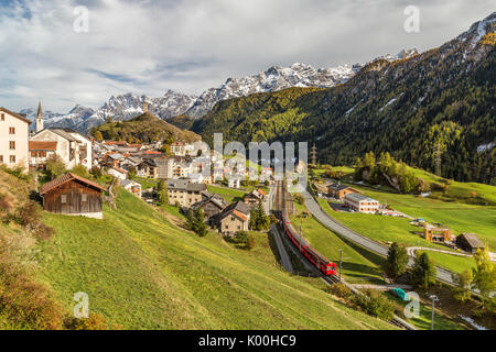 Avis de Ardez village entouré de bois et des sommets enneigés Basse-engadine Canton des Grisons Suisse Europe Banque D'Images