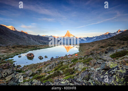 Les randonneurs admirer le lac Stellisee Cervin reflète dans à l'aube Zermatt Canton du Valais Suisse Europe Banque D'Images