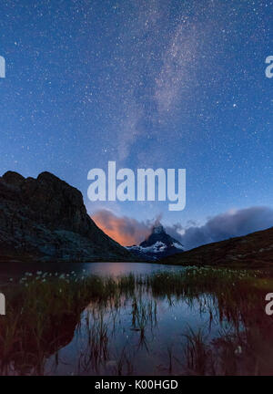 Stars et Milky Way, au-dessus du lac Stellisee Zermatt Canton du Valais Suisse Europe Banque D'Images