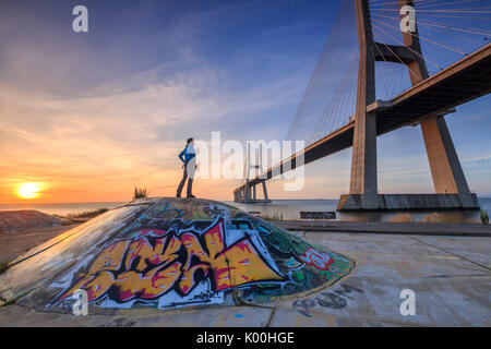 Un touriste admire le majestueux pont Vasco da Gama sur le Tage, Parque das Nações Lisbonne Portugal Europe Banque D'Images