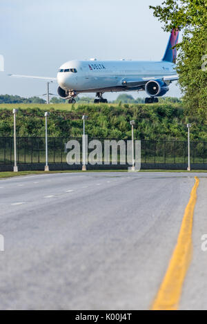 Delta Air Lines Boeing 767 avions de transport de passagers sur la piste de la préparation pour le décollage à l'Aéroport International d'Atlanta à Atlanta, Géorgie. (USA) Banque D'Images