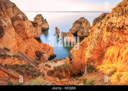 Golden sunrise sur les falaises rouges de Ponta da Piedade Lagos Algarve Portugal Europe Banque D'Images