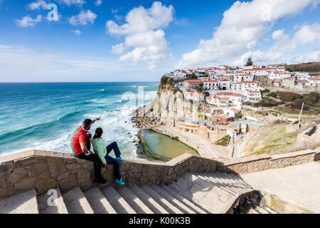 Les touristes d'admirer le village perché de Praia das Maçãs donnant sur l'océan Atlantique Sintra Portugal Europe Banque D'Images