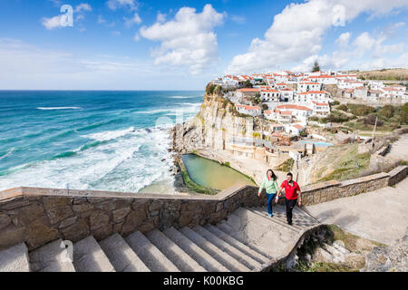 Vue de dessus du village perché de Praia das Maçãs entouré par les vagues de l'Océan Atlantique Sintra Portugal Europe Banque D'Images