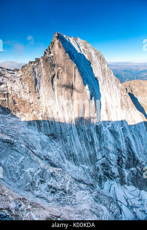 Vue aérienne de la face nord du Piz Badile situé entre Masino Bregaglia et Valley border Italie Suisse Europe Banque D'Images