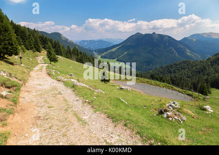 Sentier de la Baita Cornetto, en vertu de la montagne Presolana, Castione della Presolana, Val Seriana, district de Bergame, Lombardie, Italie. Banque D'Images