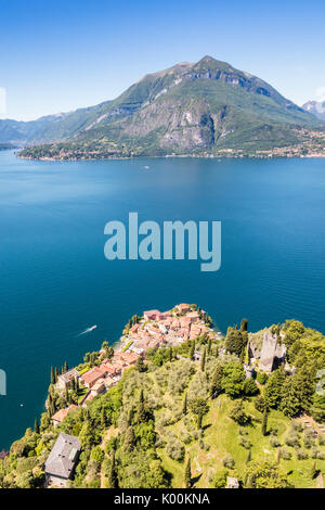 Vue aérienne de Varenna frames par le bleu de l'eau Lac de Côme sur une journée de printemps ensoleillée Province Lecco Lombardie Italie Europe Banque D'Images