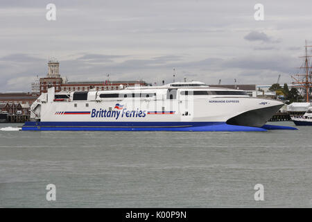 Brittany Ferries Normandie catamaran Express quitte le port de Portsmouth Banque D'Images