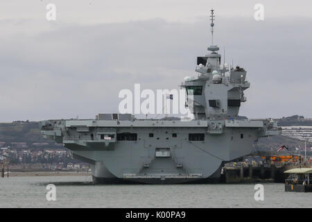 Le HMS Queen Elizabeth (R08) se trouve dans la base navale de Portsmouth HM à la suite d'arriver à sa maison-port pour la première fois Banque D'Images
