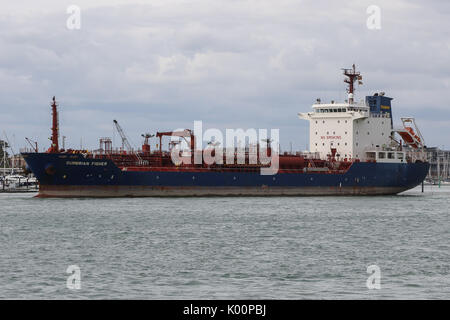 Le pêcheur de Cumbrie de produits chimiques se trouve dans le port de Portsmouth Banque D'Images