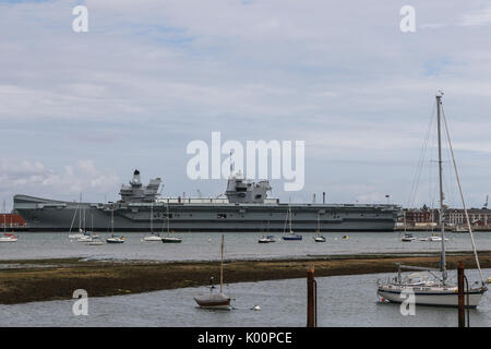 Le HMS Queen Elizabeth (R08) se trouve dans la base navale de Portsmouth HM à la suite d'arriver à sa maison-port pour la première fois Banque D'Images