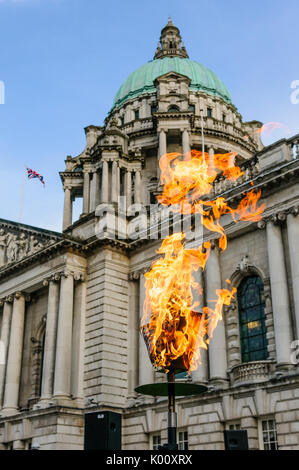 BELFAST, EN IRLANDE DU NORD, Royaume-Uni - 21 avr 2016 - Belfast City Council un phare de lumière à l'Hôtel de ville pour célébrer l'anniversaire de Sa Majesté la Reine Elizabeth II. Banque D'Images