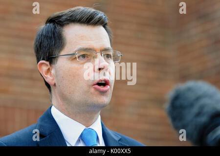 Belfast, Irlande du Nord. 27/03/2017 - Le secrétaire d'État pour le Nord de l'Irlande, James Brokenshire, donne un communiqué de presse sur l'échec de la politique principal parties d'accepter un gouvernement de coalition en Irlande du Nord à l'extérieur de Stormont House. Banque D'Images