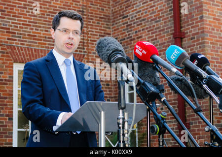 Belfast, Irlande du Nord. 27/03/2017 - Le secrétaire d'État pour le Nord de l'Irlande, James Brokenshire, donne un communiqué de presse sur l'échec de la politique principal parties d'accepter un gouvernement de coalition en Irlande du Nord à l'extérieur de Stormont House. Banque D'Images