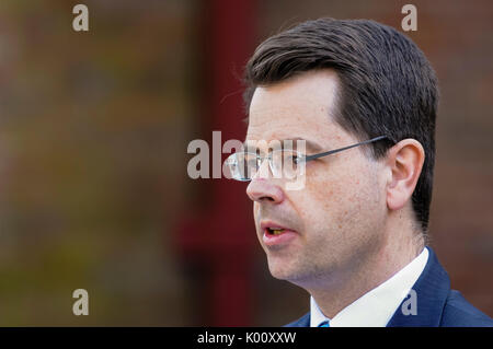 Belfast, Irlande du Nord. 27/03/2017 - Le secrétaire d'État pour le Nord de l'Irlande, James Brokenshire, donne un communiqué de presse sur l'échec de la politique principal parties d'accepter un gouvernement de coalition en Irlande du Nord à l'extérieur de Stormont House. Banque D'Images