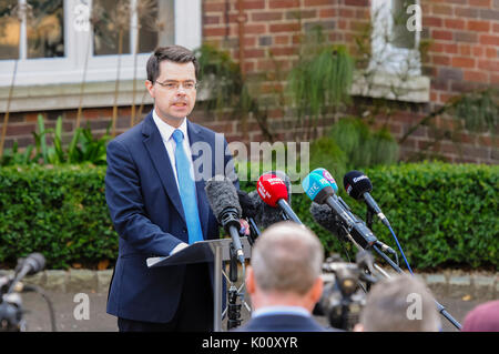 Belfast, Irlande du Nord. 27/03/2017 - Le secrétaire d'État pour le Nord de l'Irlande, James Brokenshire, donne un communiqué de presse sur l'échec de la politique principal parties d'accepter un gouvernement de coalition en Irlande du Nord à l'extérieur de Stormont House. Banque D'Images