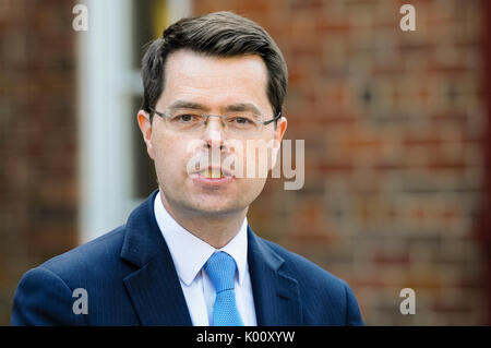 Belfast, Irlande du Nord. 27/03/2017 - Le secrétaire d'État pour le Nord de l'Irlande, James Brokenshire, donne un communiqué de presse sur l'échec de la politique principal parties d'accepter un gouvernement de coalition en Irlande du Nord à l'extérieur de Stormont House. Banque D'Images