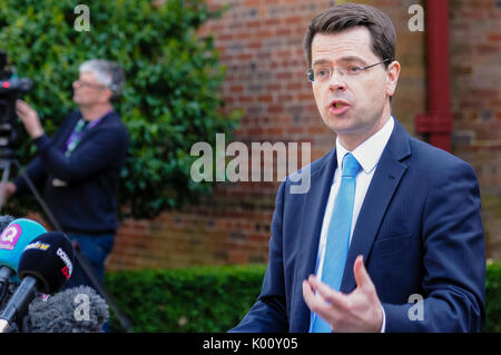 Belfast, Irlande du Nord. 27/03/2017 - Le secrétaire d'État pour le Nord de l'Irlande, James Brokenshire, donne un communiqué de presse sur l'échec de la politique principal parties d'accepter un gouvernement de coalition en Irlande du Nord à l'extérieur de Stormont House. Banque D'Images