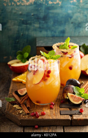 Cocktail sangria automne avec apple, figues et orange Banque D'Images