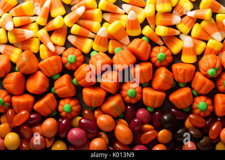 Le maïs de bonbons et de citrouille Halloween background Banque D'Images