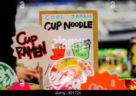 Coupe japonaise Ramen nouilles instantanées, ajoutez de l'eau. Banque D'Images