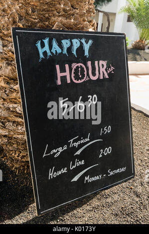 Signe extérieur d'un pub anglais dans un complexe de vacances espagnol bon marché de la publicité des boissons pendant 'Happy Hour'. Banque D'Images