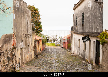 Calle de los Suspiros (rue des soupirs) à Colonia del Sacramento, Uruguay. Rio de la Plata dans l'arrière-plan. Site du patrimoine mondial de l'UNESCO Banque D'Images