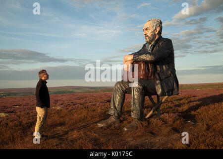 Une statue de trois mètres de hauteur situé sur le North York Moors entre Castleton et Westerdale créé par l'artiste Sean Henry Banque D'Images