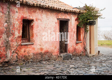 Calle de los Suspiros (rue des soupirs) à Colonia del Sacramento, Uruguay. Site du patrimoine mondial de l'UNESCO Banque D'Images