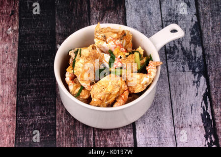 Sauté de crabe dans la poudre de cari est top-Ten de la nourriture thaïe populaire que des fruits de mer à frit avec du lait frais ,grill ,oeufs ,curry huile d'huître et le cari jaune pow Banque D'Images