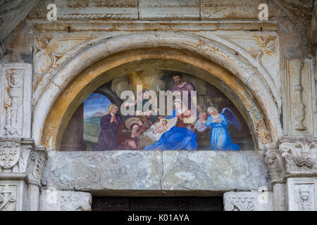 Détail d'une fresque sur la façade de l'église monumentale di San Gaudenzio à Baceno, Valle Antigorio, Verbano Cusio Ossola, Piémont, Italie. Banque D'Images