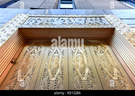 New York - 14 juin 2017 : Manufacturers Hanover Trust Company Bank ancienne entrée de porte en bronze à midtown Manhattan à l'hôtel New Yorker. Banque D'Images