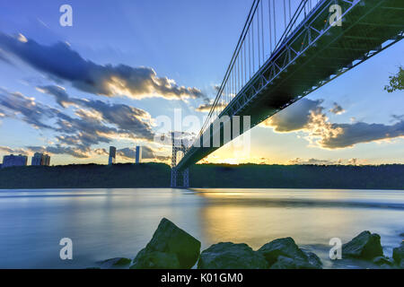 George Washington Bridge au coucher du soleil sur le fleuve Hudson à partir de Manhattan. Banque D'Images