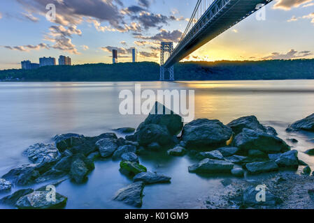 George Washington Bridge au coucher du soleil sur le fleuve Hudson à partir de Manhattan. Banque D'Images