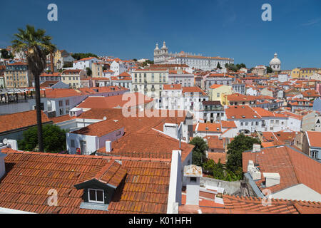 Vue de toits en terre cuite et de l'ancien château et le dôme de Miradouro Alfama vue de Lisbonne Portugal Europe Banque D'Images